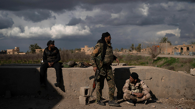לוחמים כורדים בכפר בגוז לקראת הניצחון על דאעש סוריה (צילום: AP)