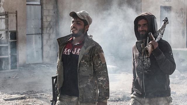 לוחמים כורדים בכפר בגוז לקראת הניצחון על דאעש סוריה (צילום: MCT)