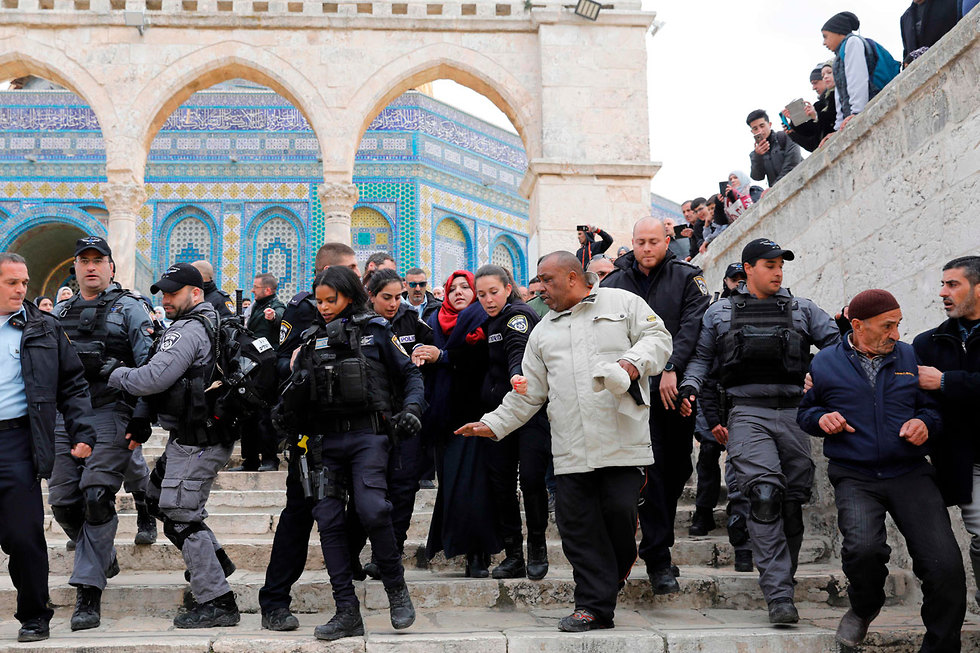 מהומות במסגד אל-אקצה בהר הבית, בעקבות ניסיון של הווקף לפתוח מתחם חדש (צילום: AFP)