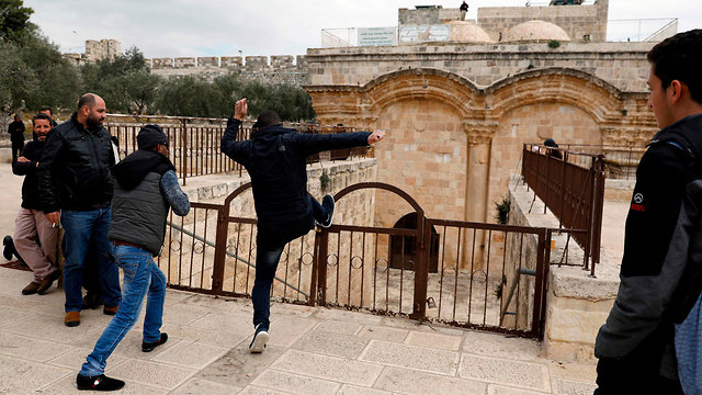 Palestinians rioting on Temple Mount   (Photo: AFP)