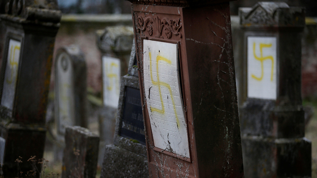 צרפת חילול קברים של יהודים בית עלמין יהודי במזרח המדינה ליד שטרסבורג (צילום: רויטרס)