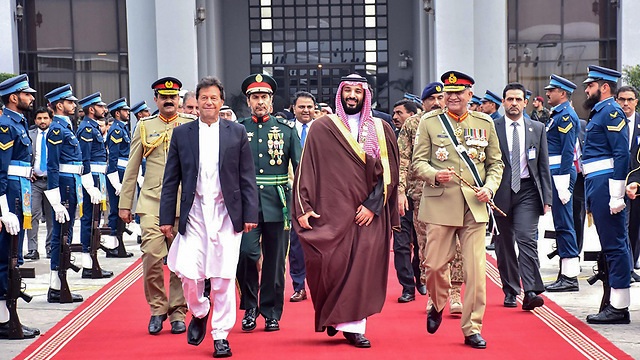 מוחמד בן סלמאן עם ראש ממשלת פקיסטן אימראן חאן (צילום: AFP)