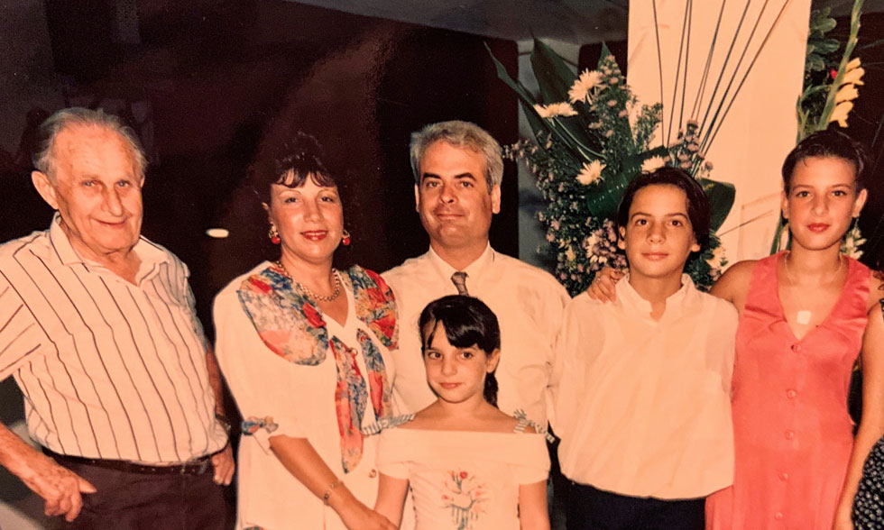 דקלה (מימין) בילדותה עם האחים, ההורים והסבא. "אמי נתנה לאבי גיבוי מלא גם בתוך המשבר" (צילום: אלבום פרטי)