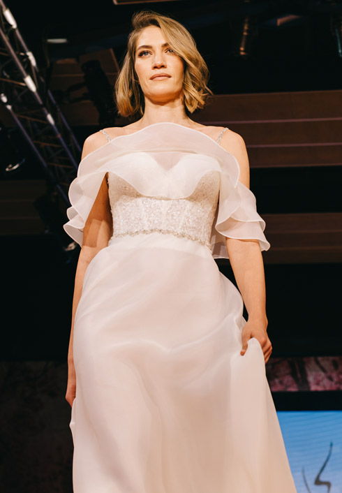 ג'ני צ'רוואני בשמלה רומנטית של אילה עמרני  (צילום: עדי סגל)