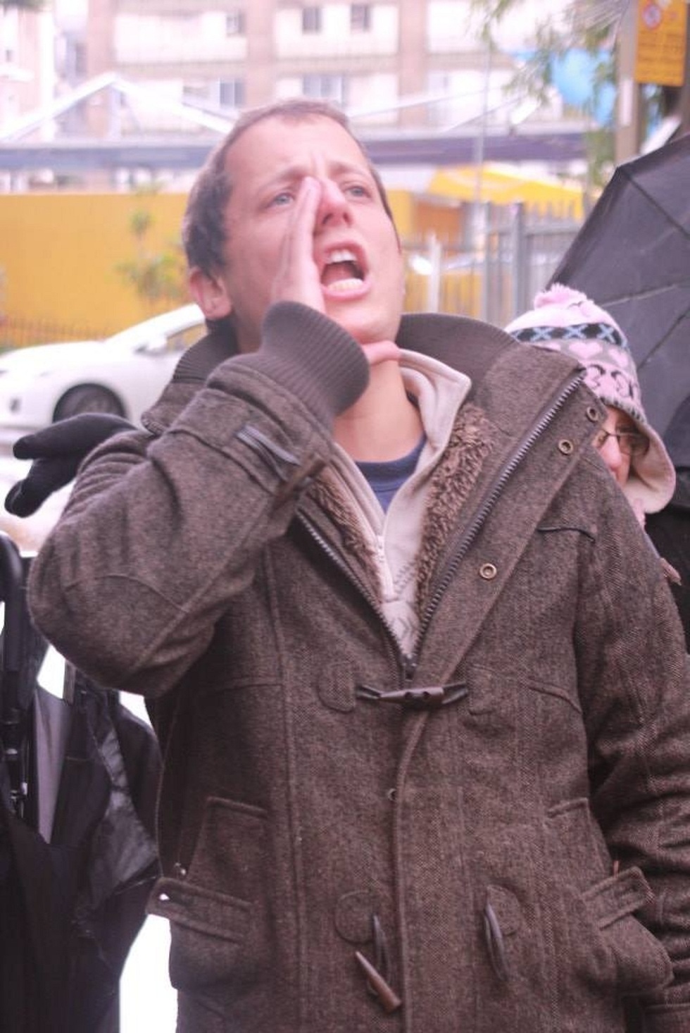 אלעד הוכמן צועק בהפגנה ()