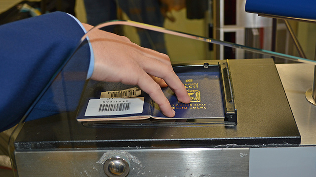 דרכון ביומטרי ב נמל תעופה רומא FIUMICINO  (צילום: : שגרירות ישראל באיטליה )
