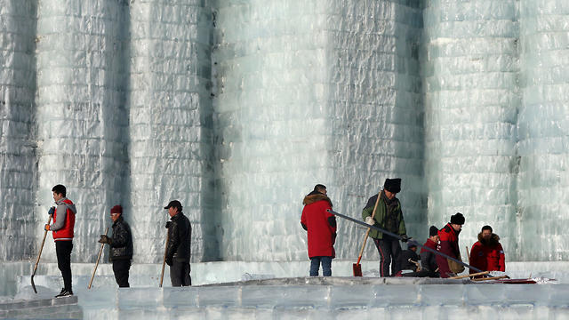 גל חום המיס את הפסלים ב פסטיבל הקרח סין הרבין (צילום: רויטרס)