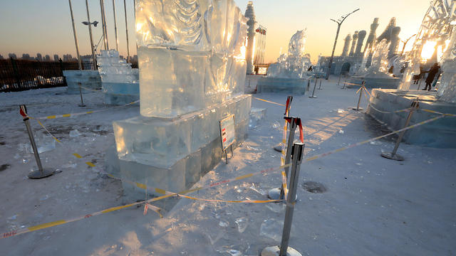 גל חום המיס את הפסלים ב פסטיבל הקרח סין הרבין (צילום: רויטרס)