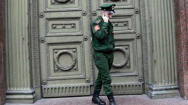 רוסיה אוסרת על חיילים להשתמש ב סמארטפון סמארטפונים (צילום: AP)