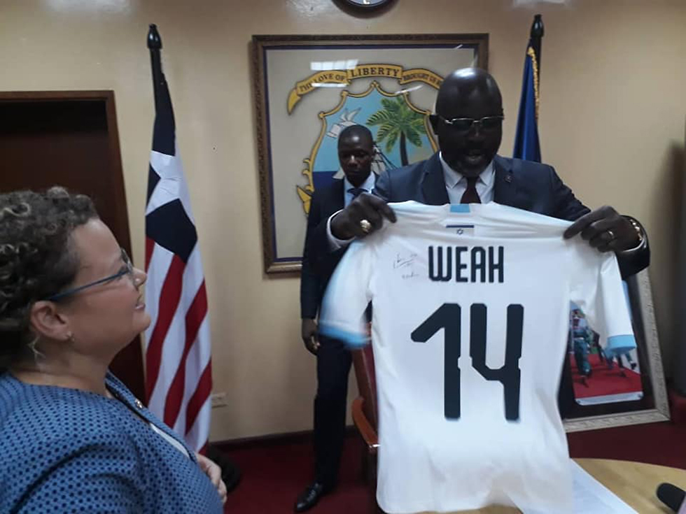 נשיא ליבריה ג'ורג' וואה חולצת נבחרת ישראל מ שגרירת ישראל שגרירה ()