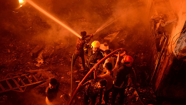 עשרות הרוגים ב שריפה ב בירת בנגלדש (צילום: AP)
