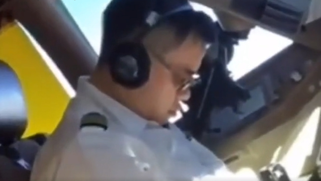 טייס צ'יינה איירליינס ישן במהלך טיסה ()