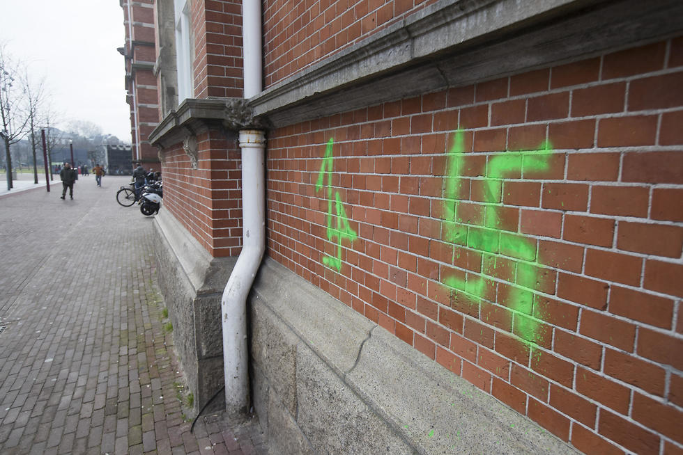 Свастики в Амстердаме. Фото: АР