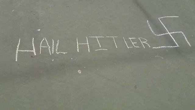 הייל היטלר וצלבי קרס בבית ספר בניו יורק (צילום: עידן שפי)