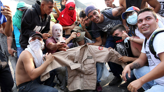 ונצואלה עימותים שיירת סיוע עימותים גבול קולומביה (צילום: רויטרס)