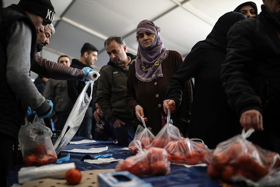 טורקיה מוכרת ירקות ב חצי מחיר ל אזרחים משבר כלכלי (צילום: AP)