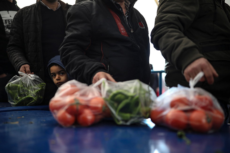 טורקיה מוכרת ירקות ב חצי מחיר ל אזרחים משבר כלכלי (צילום: AP)