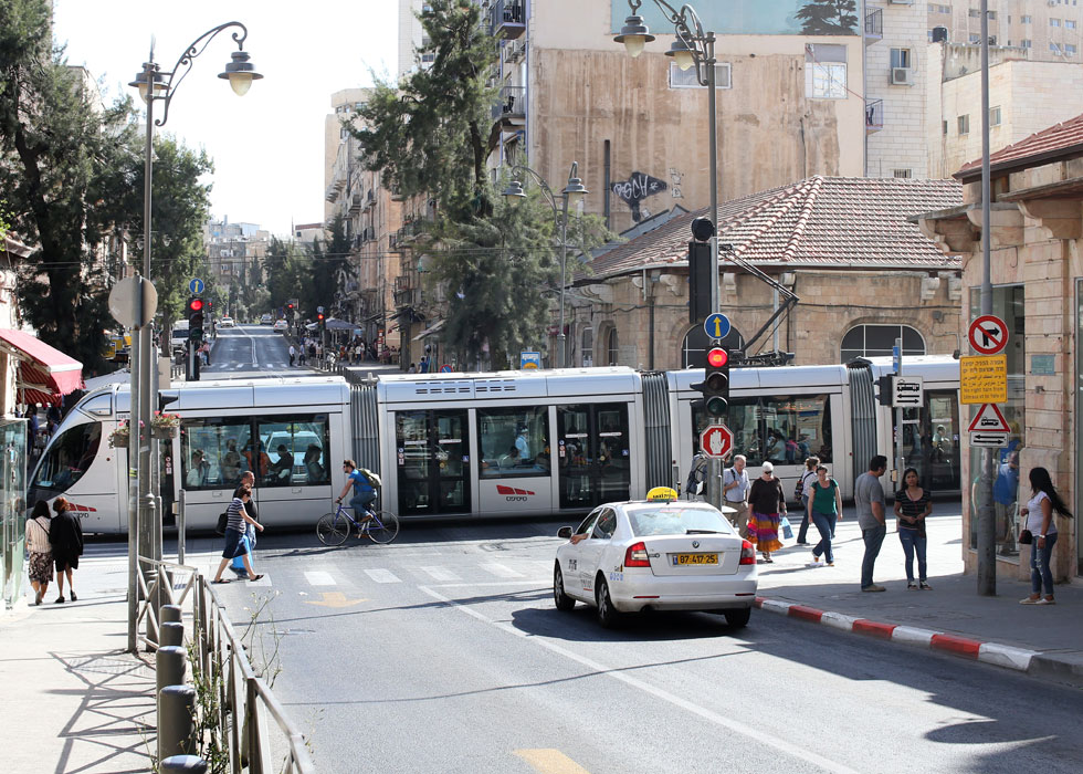 בירושלים כבר פועלת רכבת קלה בהנעה חשמלית, אך הפגיעה האסתטית נמוכה באופן משמעותי (צילום: עמית שאבי)