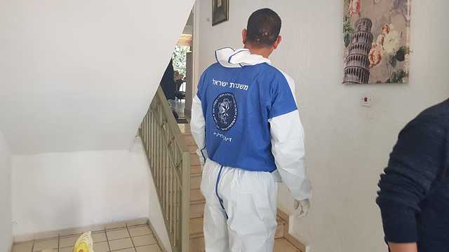 זירה זירת רצח חשד לרצח ב כרמיאל גופת גבר נמצאה בדירה (צילום: דוברות המשטרה )