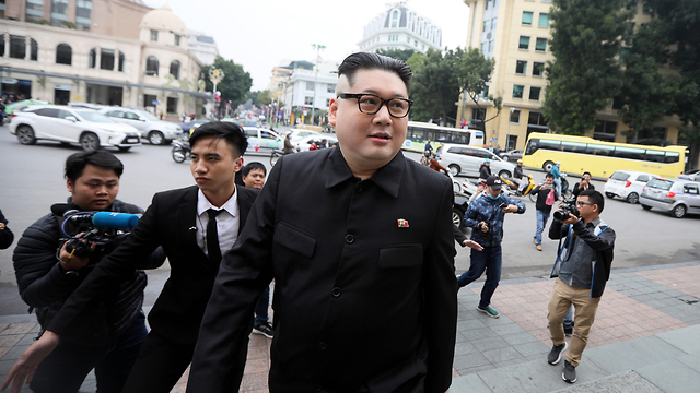 הווארד איקס כפיל של שליט צפון קוריאה קים ג'ונג און ב וייטנאם (צילום: EPA)