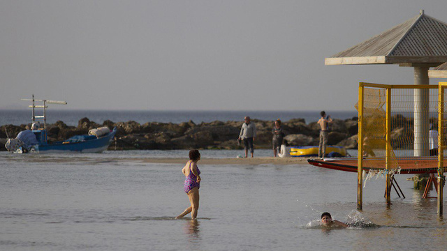 חוף סירונית בנתניה (צילום: עידו ארז)
