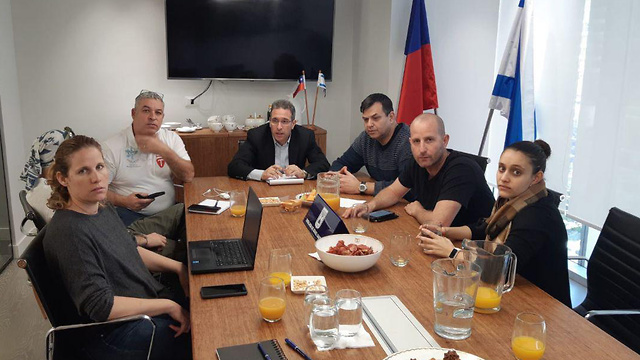 שגריר ישראל בצ'ילה עם בפגישה עם המשלחת מהארץ (צילום: שגרירות ישראל בצ'ילה)