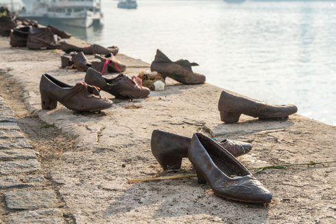 מצמררת. אנדרטת הנעליים, גדת הדנובה (צילום: Shutterstock)