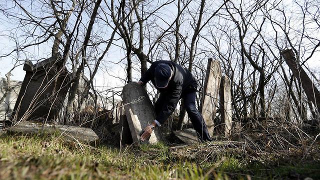קברים בבית עלמין יהודי בסלובקיה כחלק מהיוזמה הגרמנית לשיקום ומיפוי בתי עלמין יהודים באירופה באמצעות רחפנים (צילום: AP)