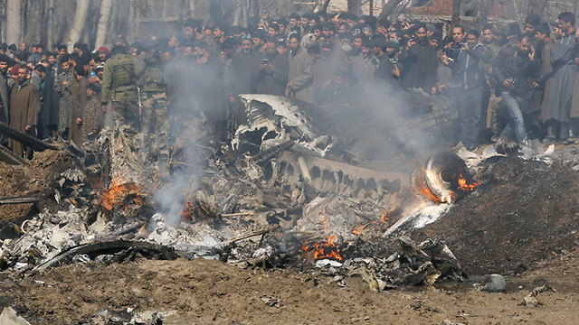 התרסקות מטוס הודי הופל על ידי פקיסטן הודו קשמיר (צילום: AP)