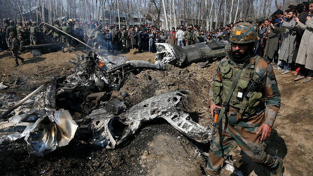 התרסקות מטוס הודי הופל על ידי פקיסטן הודו קשמיר (צילום: AP)