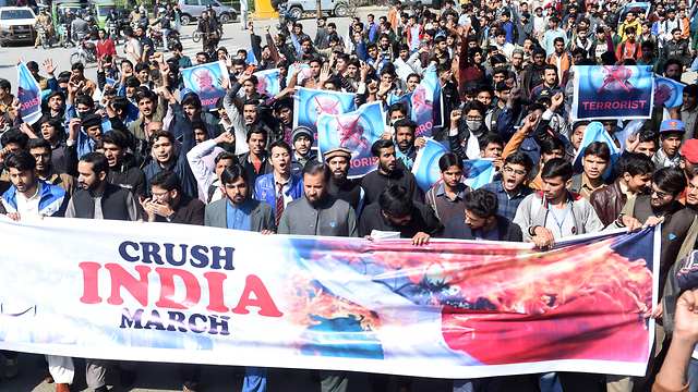 הודו פקיסטן מפגינים ב לאהור פקיסטן למחוץ את הודו חילופי אש (צילום: EPA)