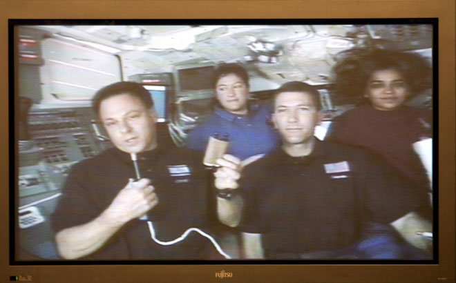 רמון (משמאל) וצוות המעבורת במסיבת עיתונאים שקיימו בחלל. "הריחוף מדהים, הצוות נהדר" (צילום: אבי אוחיון, לע"מ)