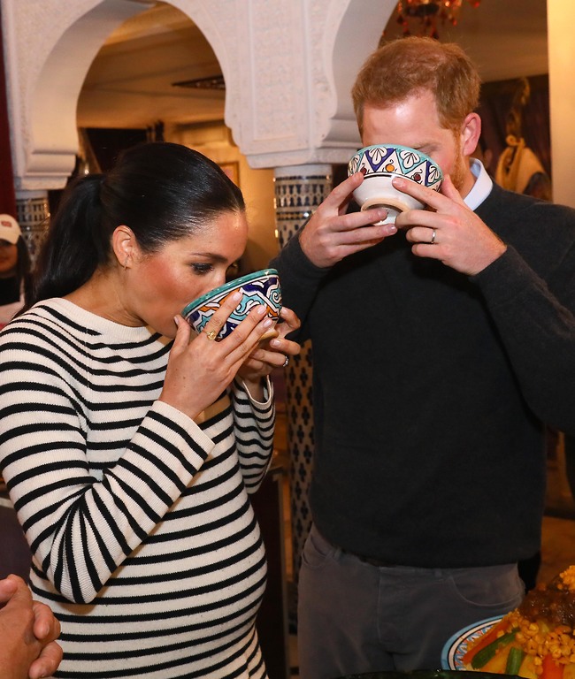 גם בארמון אוכלים עם הידיים? (gettyimages) גם בארמון אוכלים עם הידיים? (gettyimages)