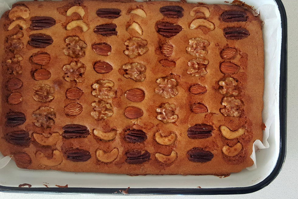 עוגת מייפל ואגוזים פרווה מקמח כוסמין (צילום: מירי צדוק)