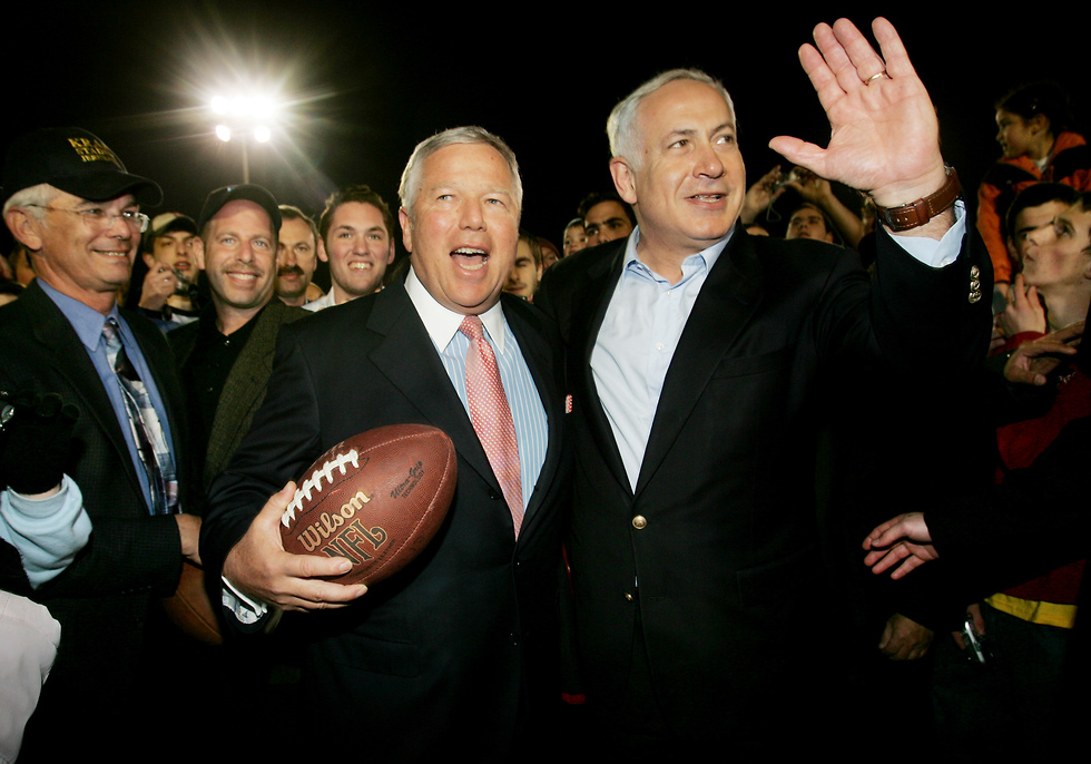 Robert Kraft with Prime Minister Benjamin Netanyahu (Photo: AP)