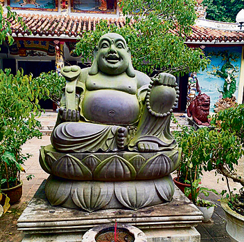 להירגע מול הפסל של בודהה