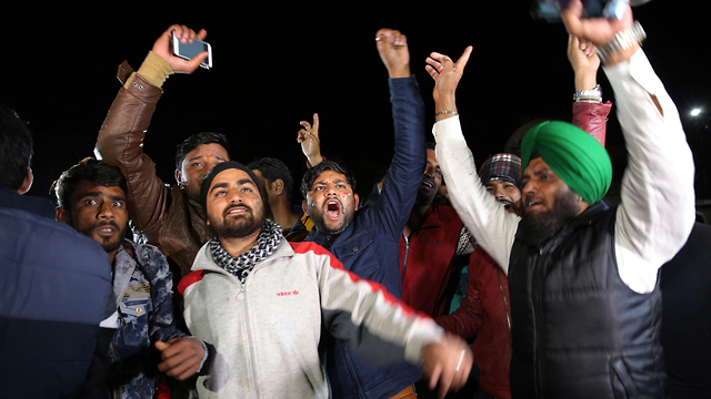 רגעי השחרור של הטייס ההודי שנלקח בשבי בפקיסטן (צילום: EPA)