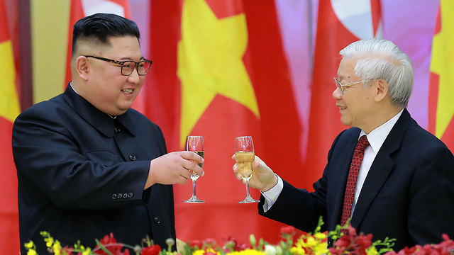 שליט קוריאה  קים ג'ונג און בהרמת כוסית עם נשיא ויאטנם נגויין פו טרונג (צילום: AFP)