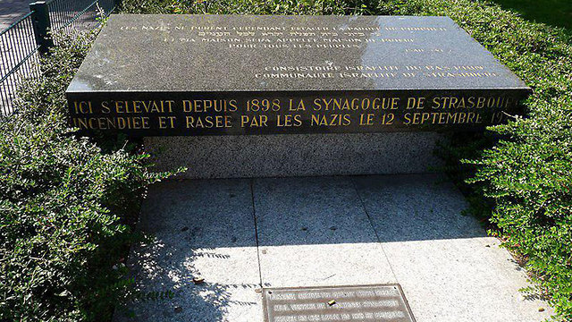 האנדרטה לזכר בית הכנסת היהודי בשטרסבורג, צרפת, לפני שהושחתה (מתוך עמוד הפייסבוק של סגן ראש העיר בשטרסבורג )