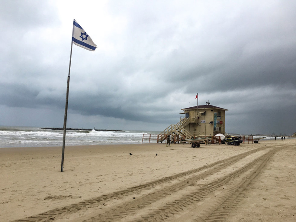 Stormy weather in Tel Aviv (Photo: Simi Azulay)