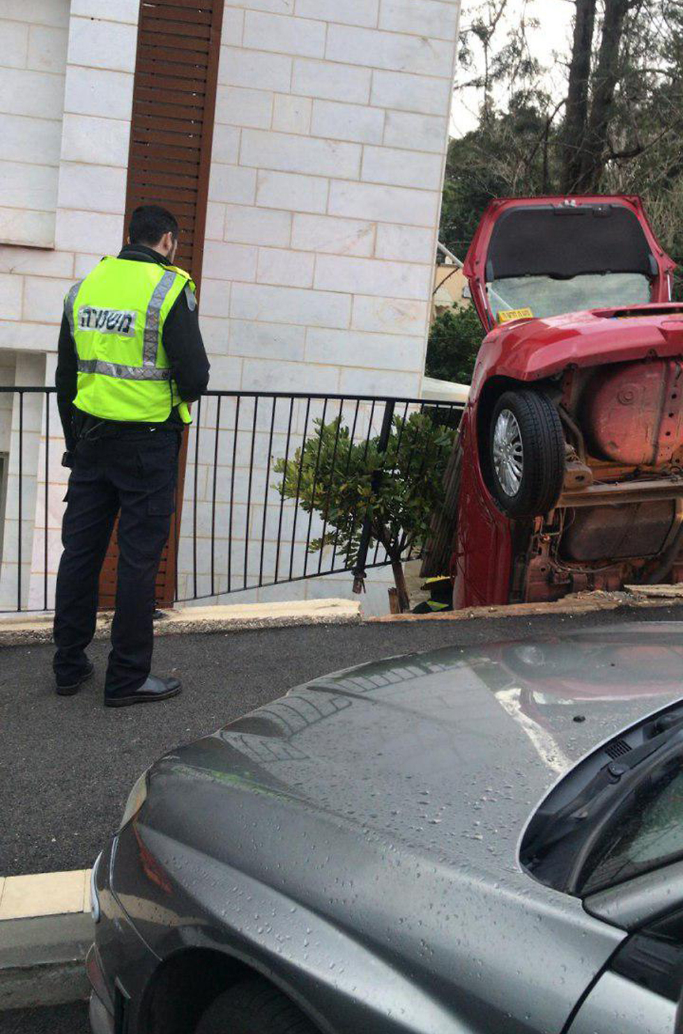 תאונה תאונה דרכים רכב פרטי נכנס בדירת בדירה מרפסת חיפה  (צילום: דוברות המשטרה)