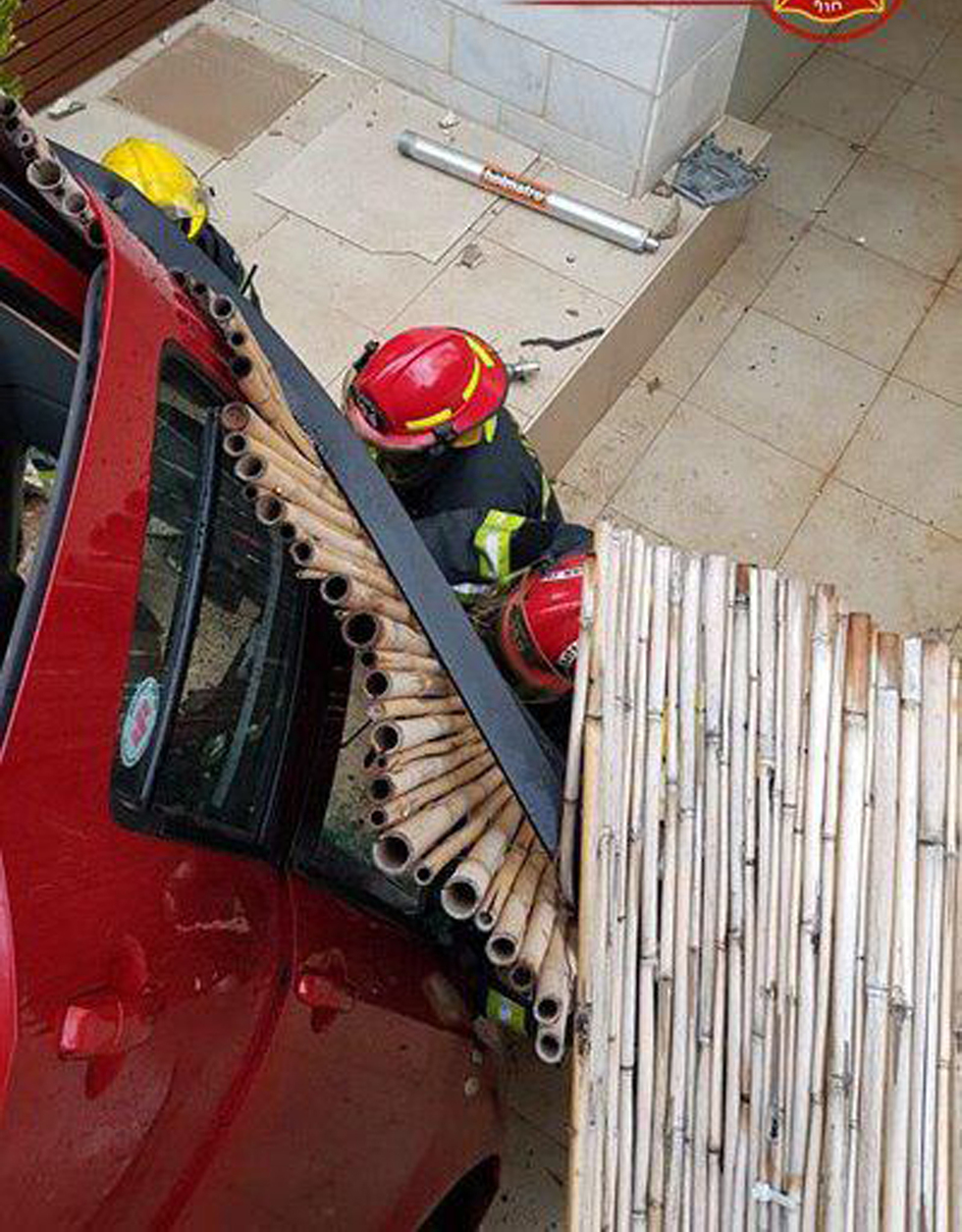 תאונת דרכים בחיפה רכב פרטי נכנס בתוך מרפסת (צילום: דוברות כב