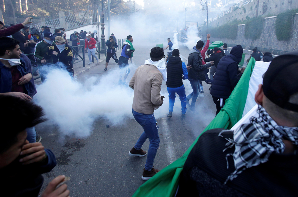 אלג'יריה הפגנות מחאה נגד הנשיא בוטפליקה  (צילום: רויטרס)