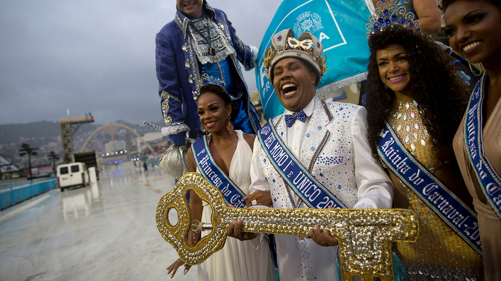 המלך מומו מקבל את מפתח ה קרנבל ריו דה ז'ניירו ברזיל (צילום: AP)
