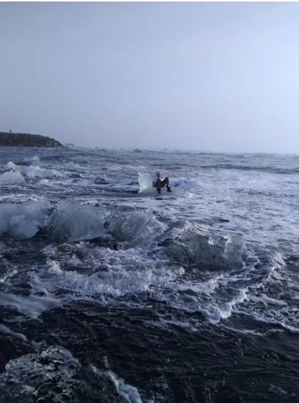 סבתא הצטלמה על קרחון ב איסלנד ו נסחפה ל ים ()