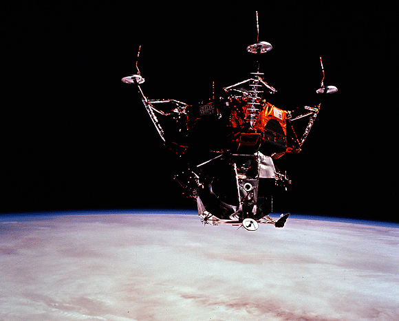 שלבים נפרדים לנחיתה ולהמראה, ובעיקר - הרבה דלק. ה"עכביש" - רכב הנחיתה הירחי במשימת אפולו 9 (צילום: נאס"א)