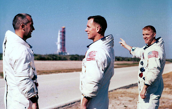מתכוננים למשימה. משמאל: המפקד מקדיוויט, סקוט, ושווייקרט צופים אל טיל השיגור של אפולו 9  (צילום: נאס"א)