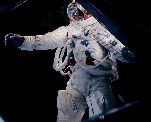 חולה ומרחף. שווייקרט במהלך הליכת החלל לבחינת ציוד ההליכה על הירח, כפי שצולם מתוך רכב הנחיתה (צילום: נאס"א)