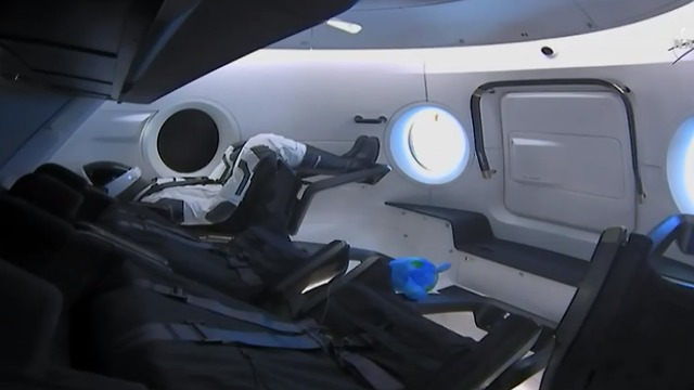 החללית עם הבובה בתחנת החלל (צילום: נאס