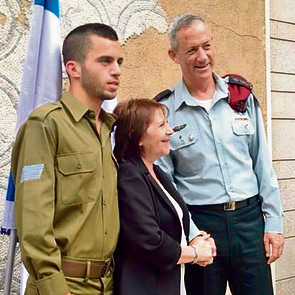 אורון שאול עם אמו זהבה ועם הרמטכ"ל לשעבר בני גנץ